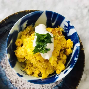 Couscous met yoghurtsaus en bloemkool