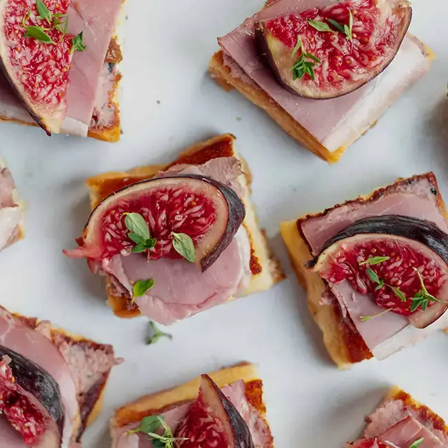 Amuse van brioche met pate eend en vijg Amuse van brioche met pate eend en vijg