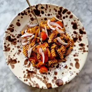 Volkoren pasta met rode saus