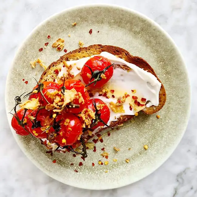 Looye tomaten op toast met ricotta