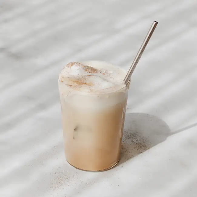 Latte-met-bananenmelk Banana bread latte | bananenbrood latte