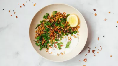 Linzen recept met gezouten yoghurt en crispy sjalotten
