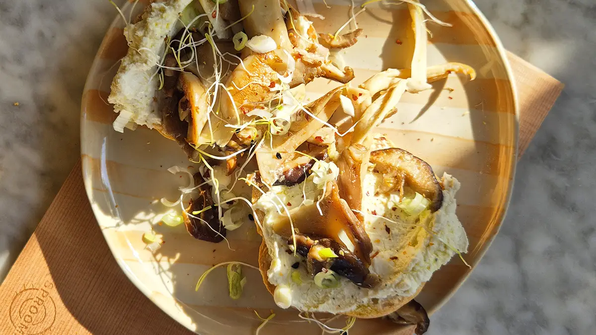 Geklopte feta op toast