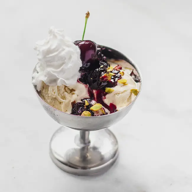 Warme kersen met ijs