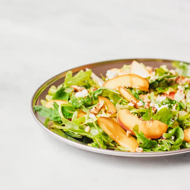 Salade met perzik en walnoot