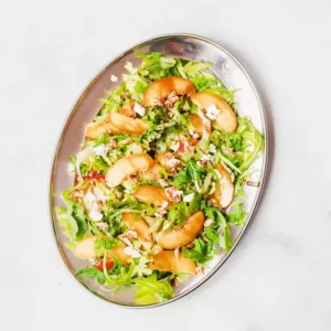 Salade met perzik en walnoot