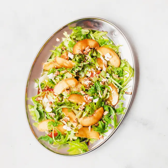 Salade met perzik en walnoot