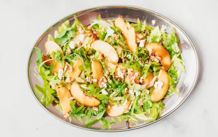 Salade met perzik en walnoot