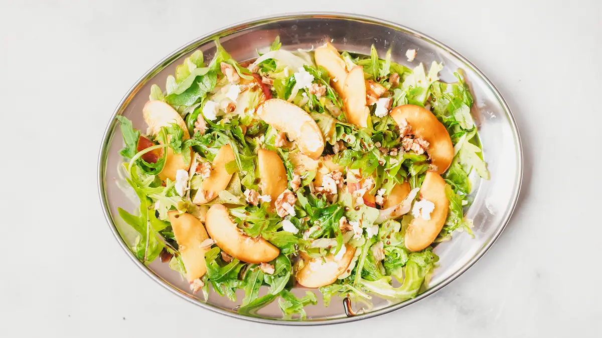 Salade met perzik en walnoot