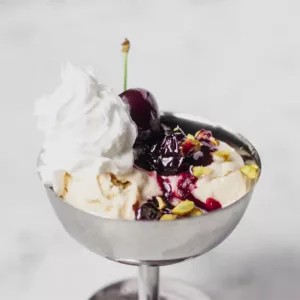 Warme kersen met ijs