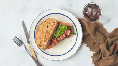 Sandwich met rookvlees en avocado