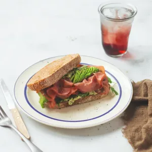 Sandwich met rookvlees en avocado