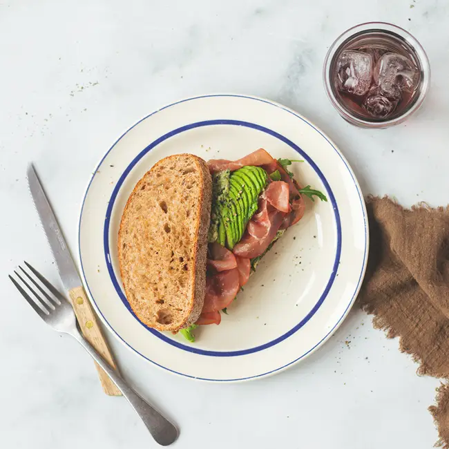 Sandwich met rookvlees en avocado