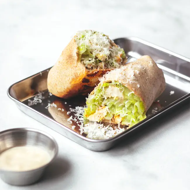 caesar-wraps-recept Caesar wraps met krokante kip