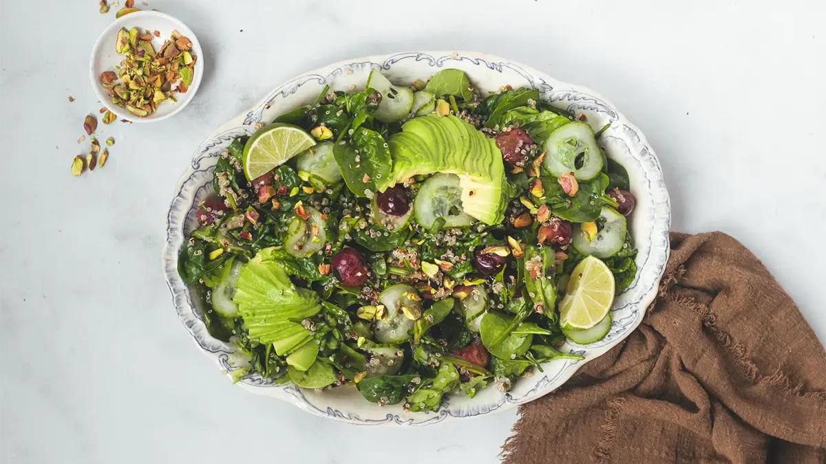 Spinazie salade met druiven en snelle 5-ingrediënten saus