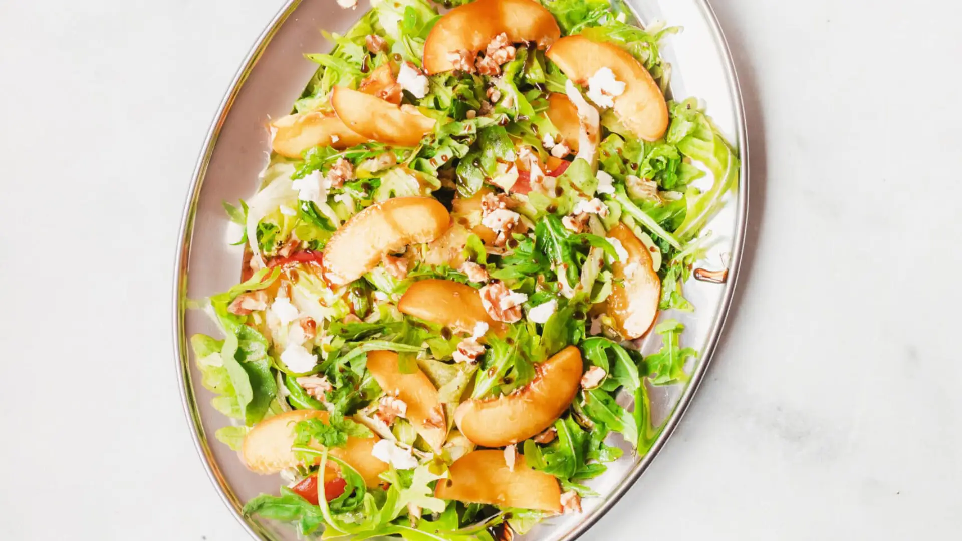 Salade met perzik en walnoot